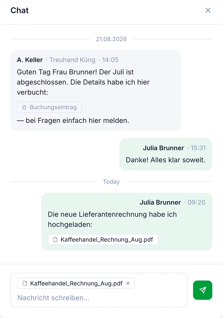 SoloDesk Chat-Konversation mit einer Nachricht, die mit einem Buchungseintrag verknüpft ist