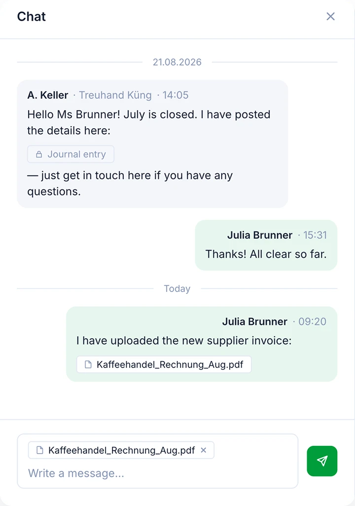 SoloDesk chat conversation with a message linked to a journal entry