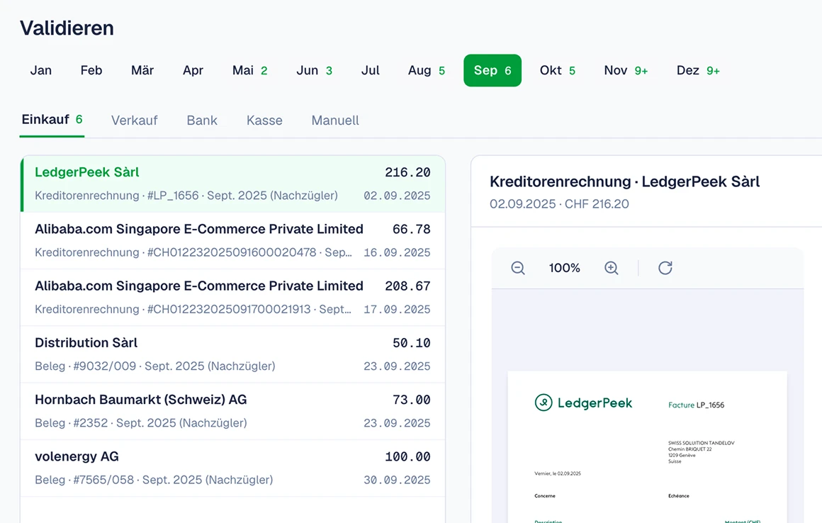 SoloDesk Validieren-Bildschirm mit Einkaufsbelegen, die für September 2025 auf Prüfung warten, gruppiert nach Monat, mit einer geöffneten Rechnung von LedgerPeek Sàrl