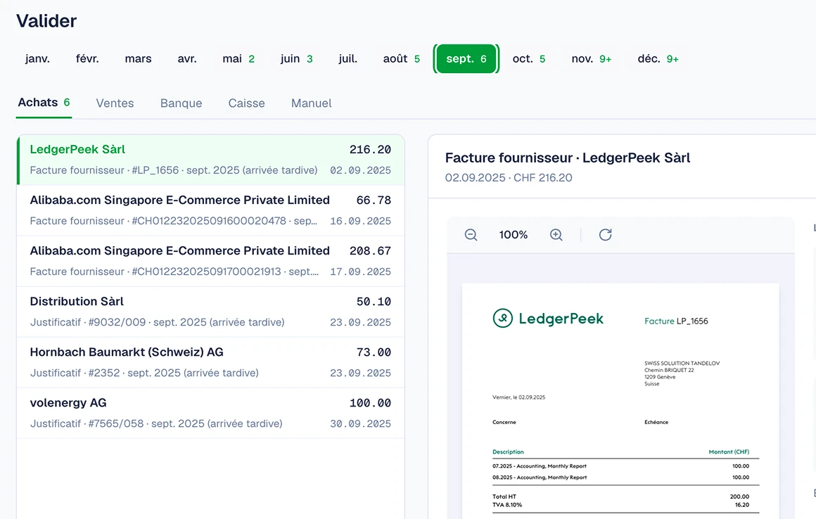 Écran Validation de SoloDesk montrant les achats en attente de contrôle pour septembre 2025, classés par mois, avec une facture de LedgerPeek Sàrl ouverte pour contrôle